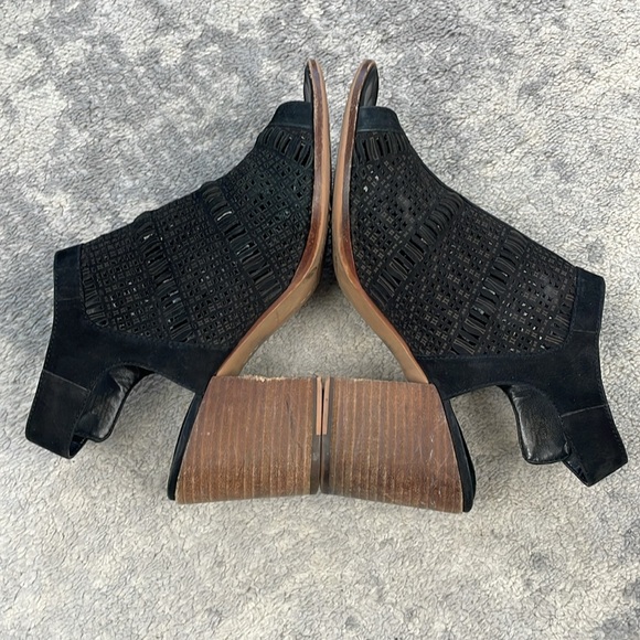 Vince Camuto Keannie Sandals Laser Cut Open Toe Stacked Heel Black Sz 8.5 - Picture 8 of 13